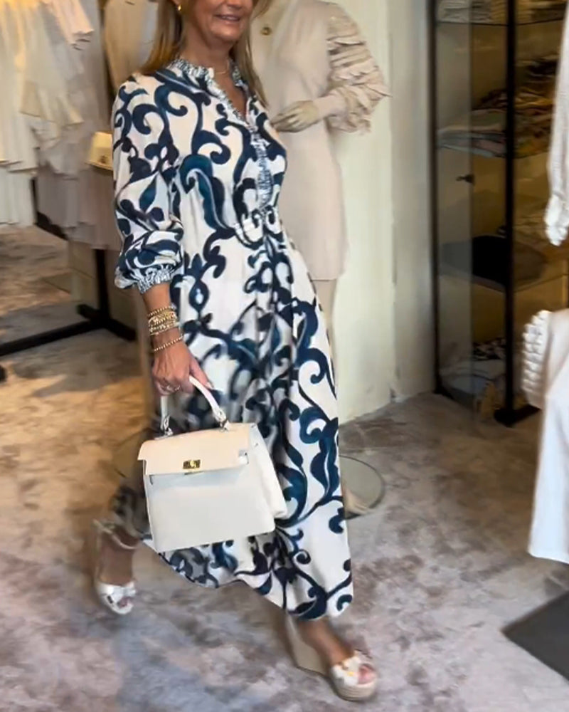 Lös klänning med tryck och V-ringning