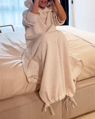 Enfärgad huvklänning med dragsnöre