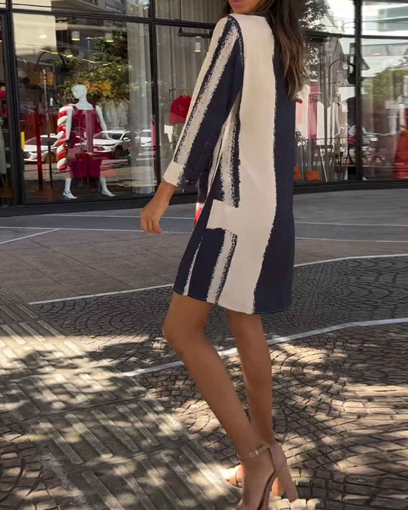 Klänning med lapels, tryck och slitsar