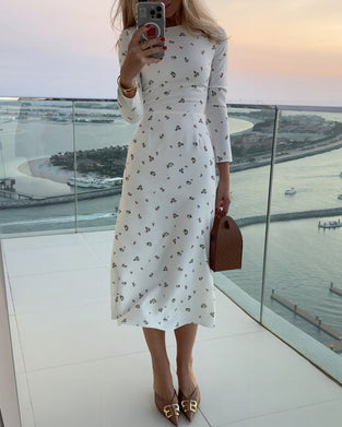 Elegant klänning med rund hals med enkel tryck