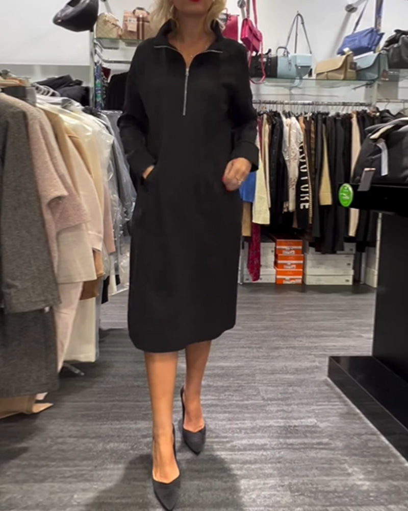 Enfärgad klänning med dragkedja och hög krage