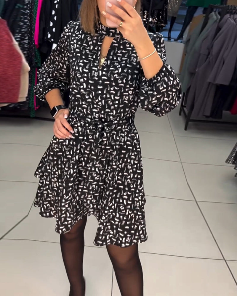 Elegant klänning med tryck och utskärning