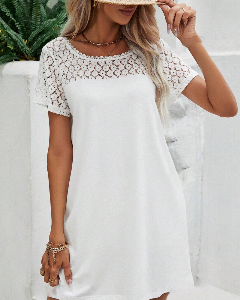 Klänning med rund halsringning och lapptäcke i ryggen