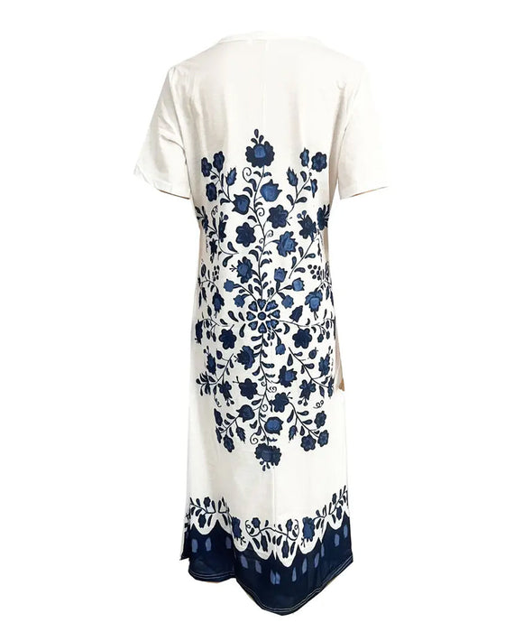 Klänning med korta ärmar och tryck och slits