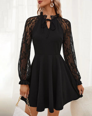 Klänning med spets och långa ärmar