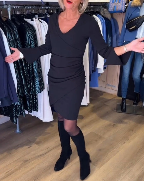 Klänning med V-hals och flarehylsa