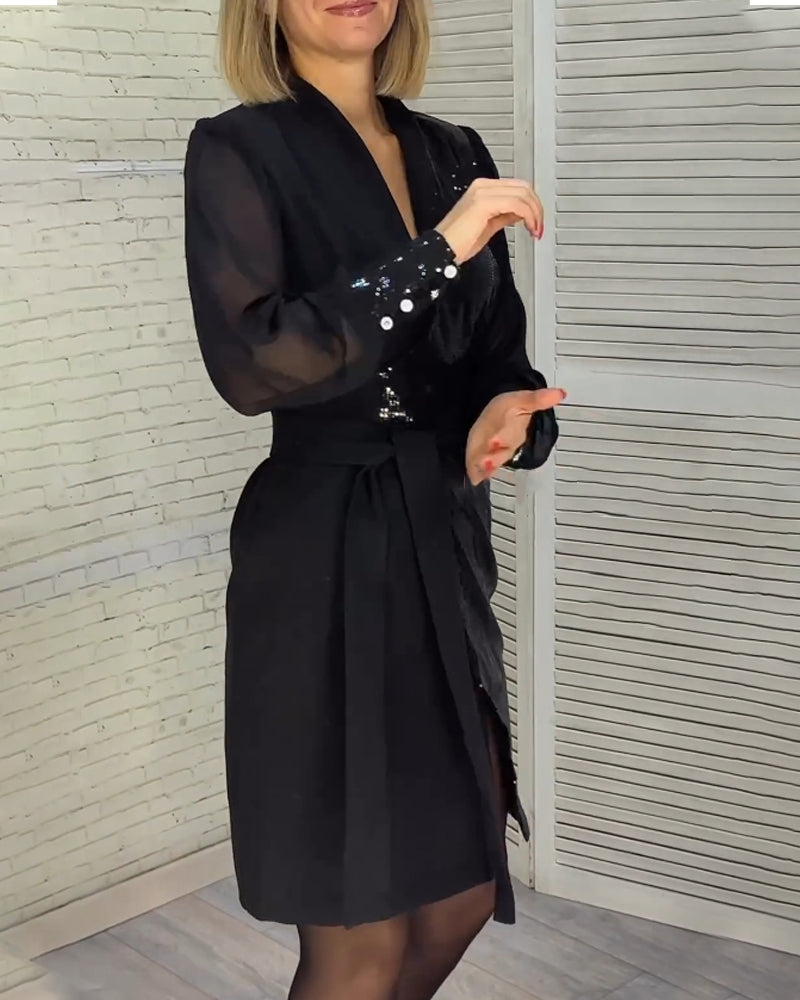 Klänning med paljettpaneler och långa ärmar