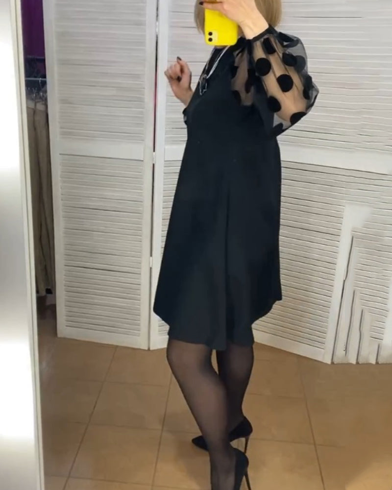 Klänning med elegant stil och prickmönster