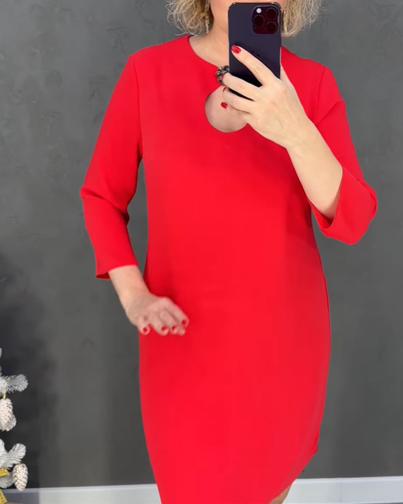 Elegant enfärgad klänning med rund hals