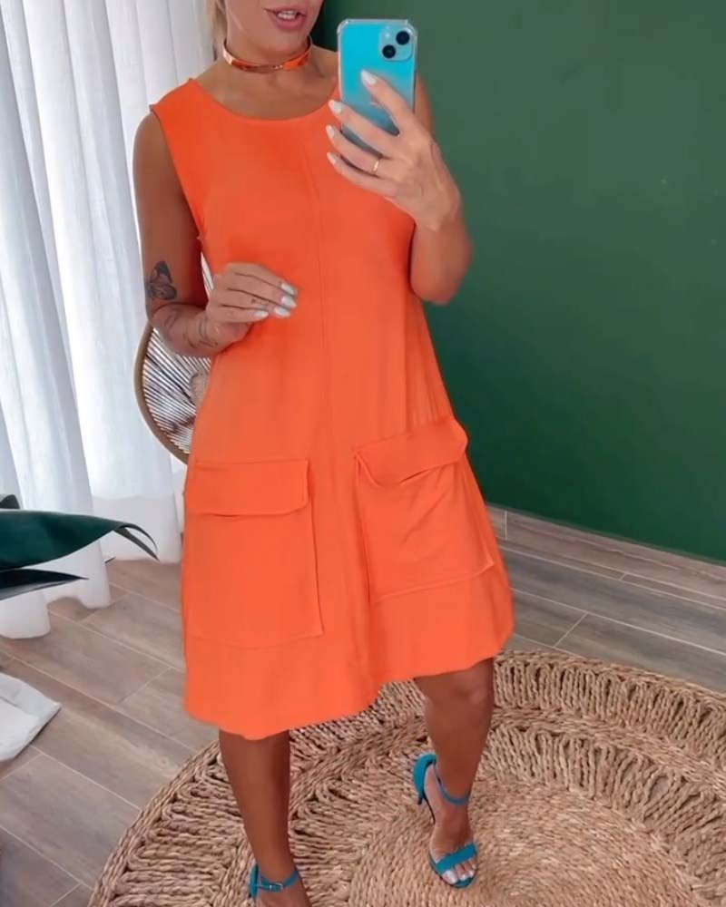 Enfärgad klänning utan ärm