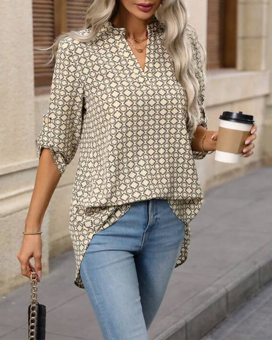 Geometriskt tryckt v-ringad blus
