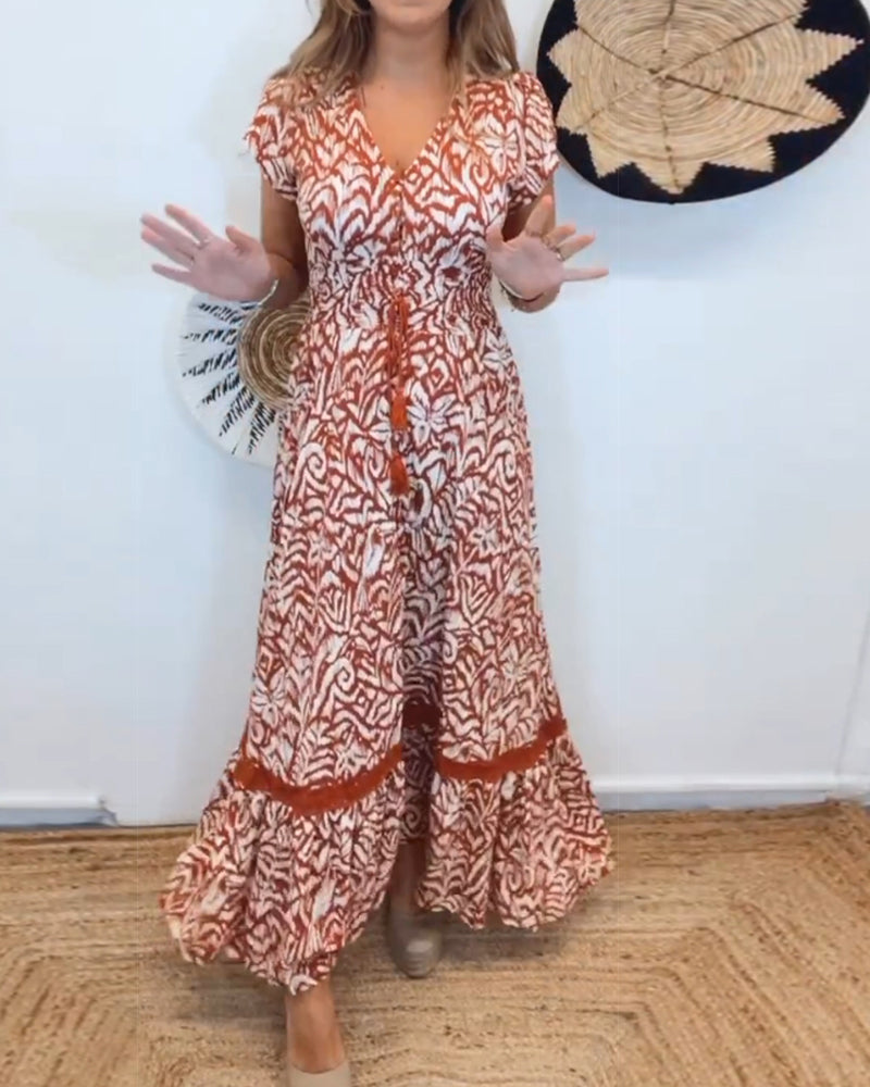 Kortärmad elegant klänning med V-ringad tryck