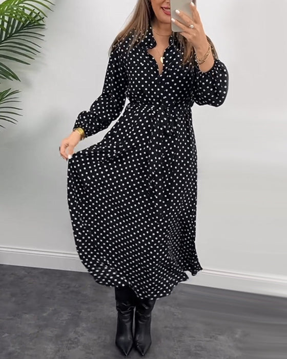 Elegant klänning med pricktryck