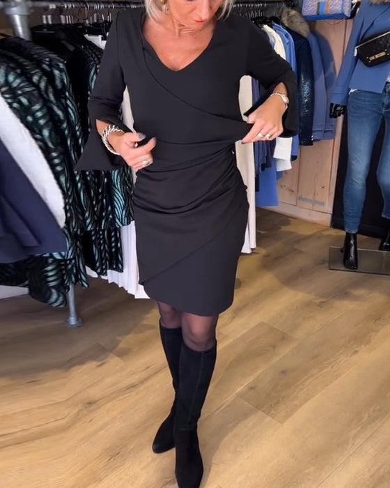 Klänning med V-hals och flarehylsa