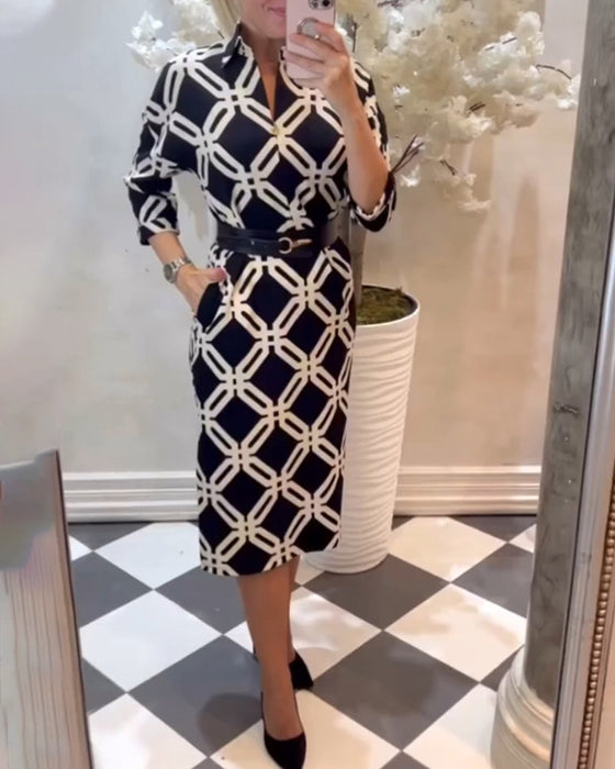 Elegant klänning med geometriskt tryck på sidan