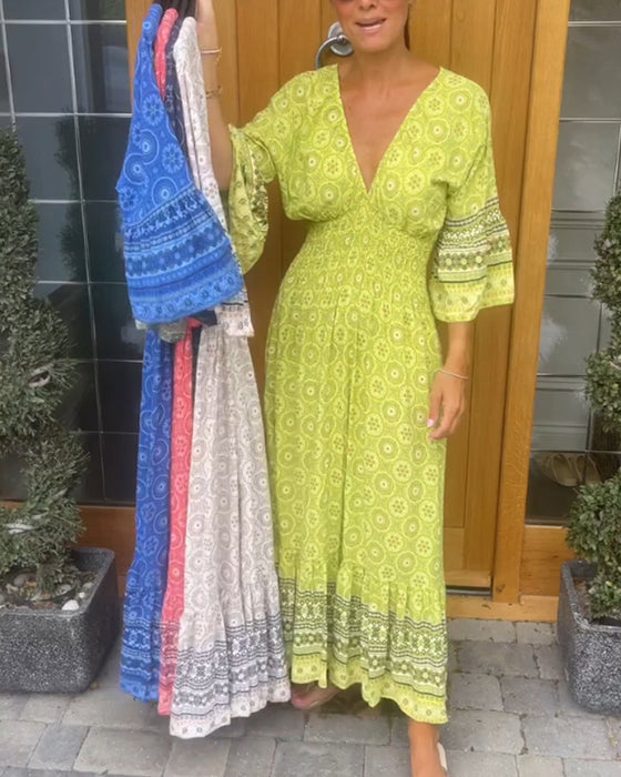 Lång klänning med djup V-ringning och utsvängd ärm