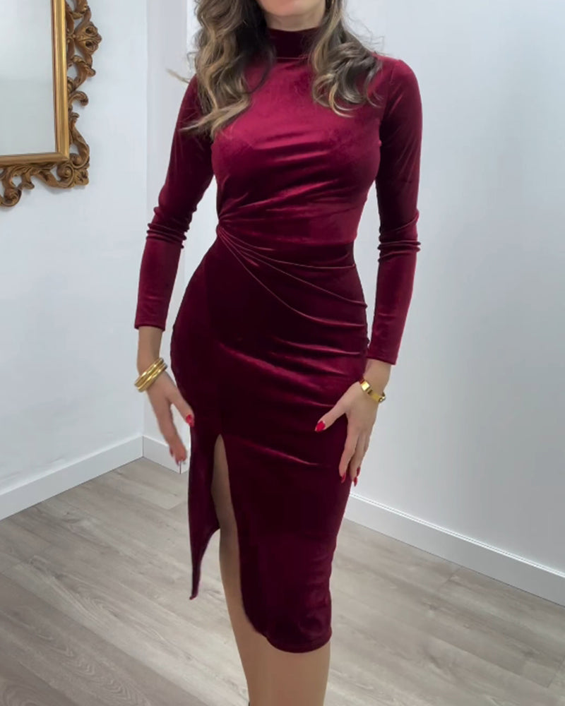 Elegant sammetsklänning med slits i sidan