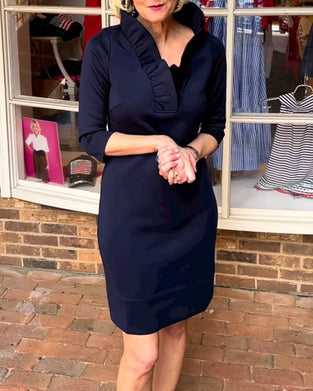 Enfärgad klänning med svampkrage