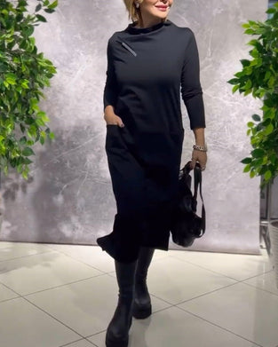 Enfärgad Klänning Med Rund Hals Och Fickor