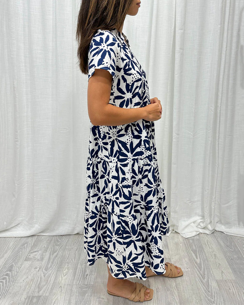 Klänning med blommönster och korta ärmar