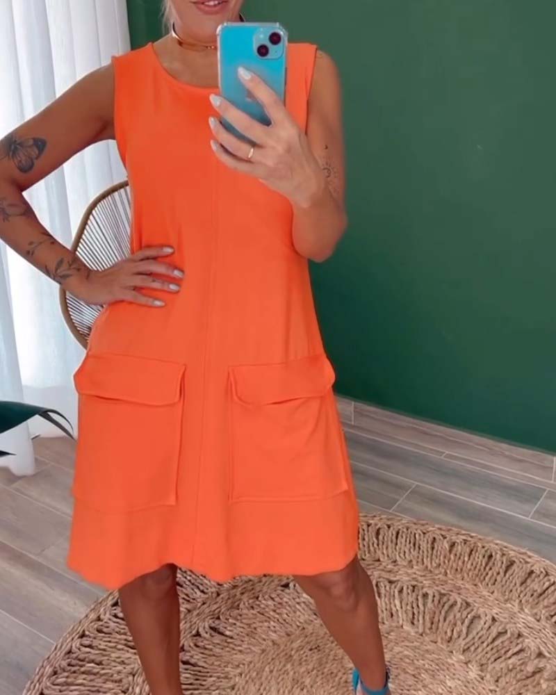 Enfärgad klänning utan ärm