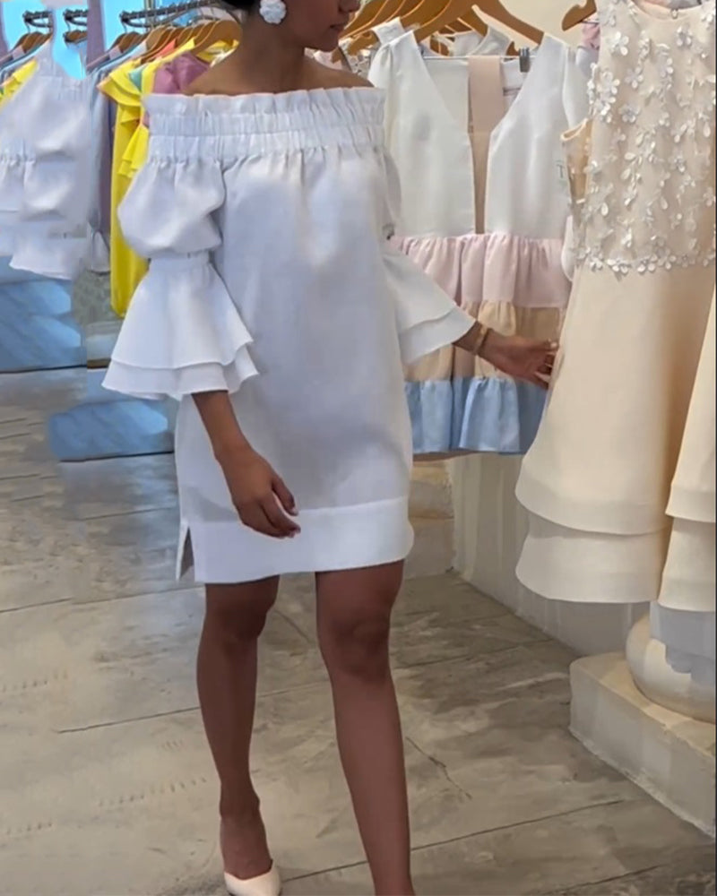 Klänning med utsvängd ärm och en axel