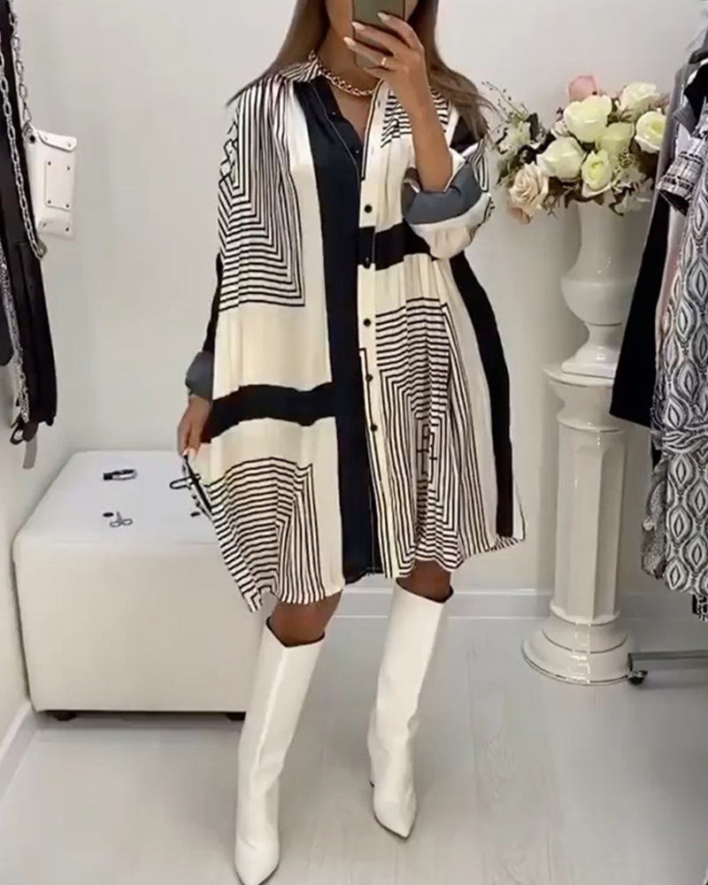 Klänning med knappar och tryck