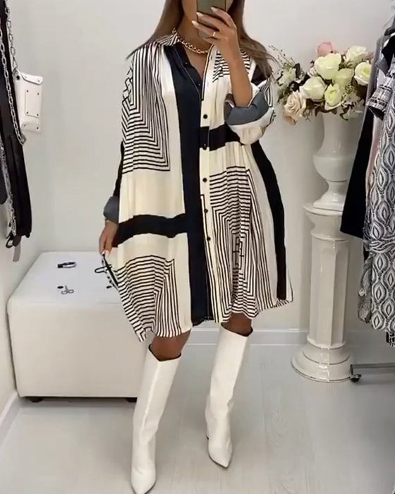 Klänning med knappar och tryck