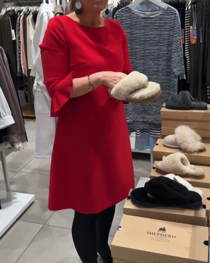 Enfärgad klänning med klockärm