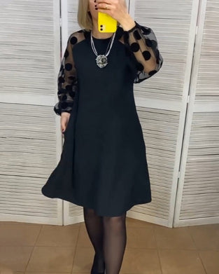 Klänning med elegant stil och prickmönster