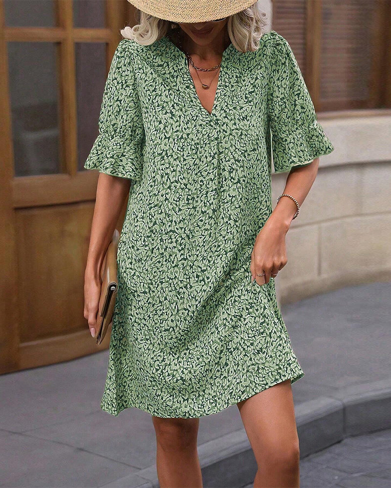 Elegant V-ringad klänning med tryck