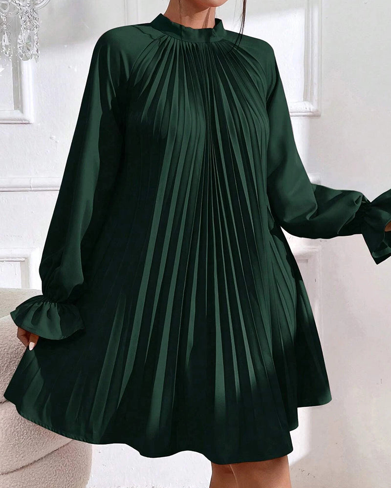 Klänning med ballongärmar och volanger