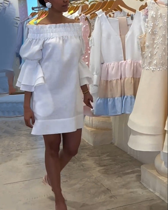 Klänning med utsvängd ärm och en axel