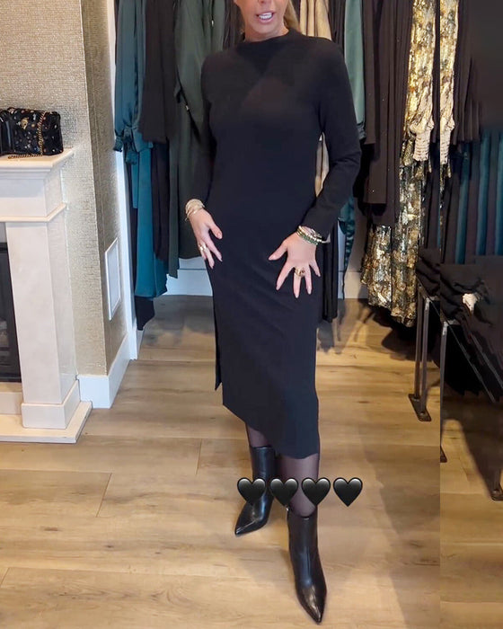 Elegant enfärgad klänning med slits i sidan