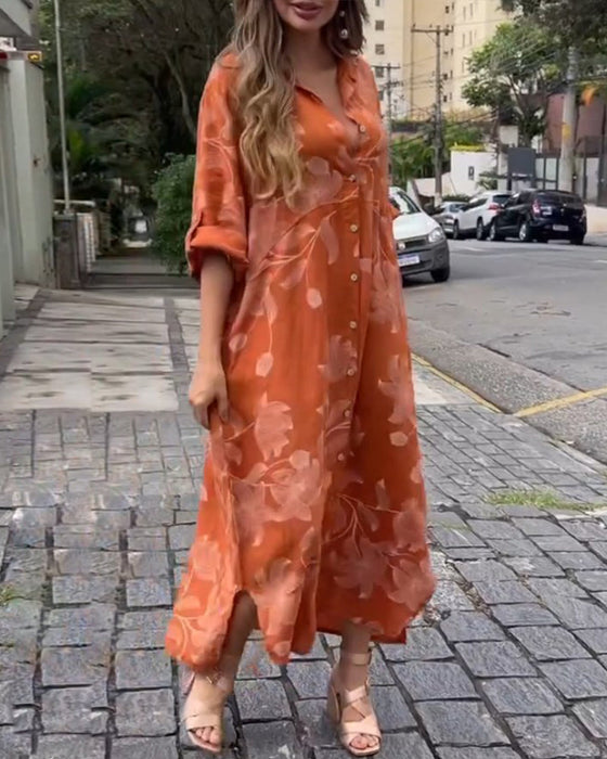 Klänning med knappar och veckade ärmar