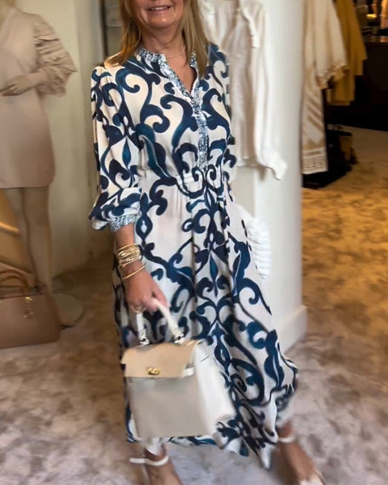 Lös klänning med tryck och V-ringning