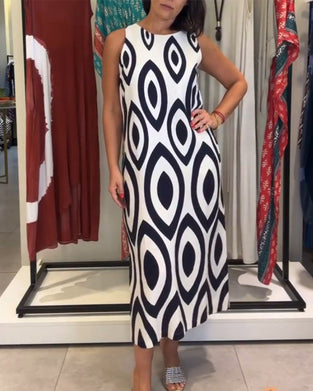 Klänningar kommer med ärmlösa och trendiga stilar