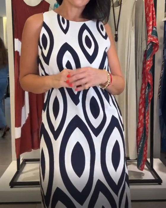 Klänningar kommer med ärmlösa och trendiga stilar