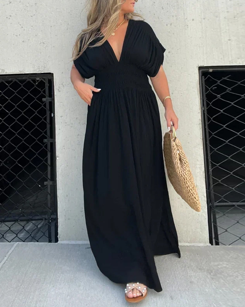 Klänning med djup V-splits och fickor