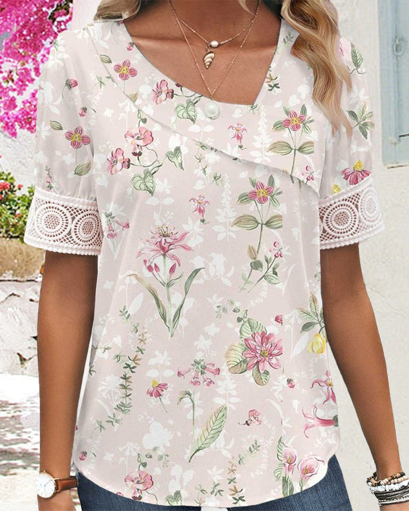 Topp med korta ärmar och blommönster
