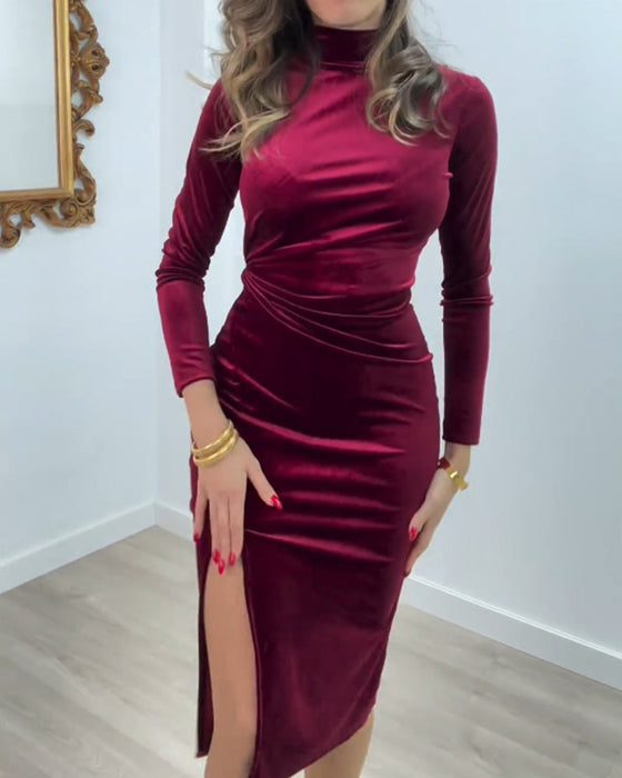 Elegant sammetsklänning med slits i sidan