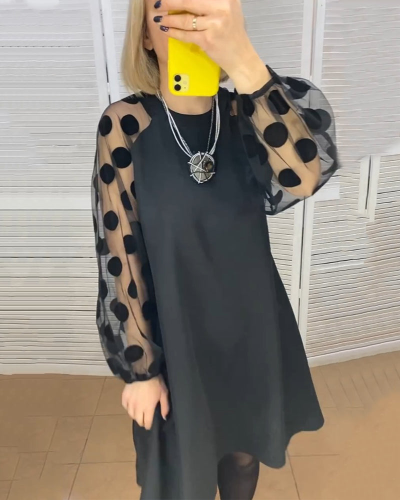 Klänning med elegant stil och prickmönster