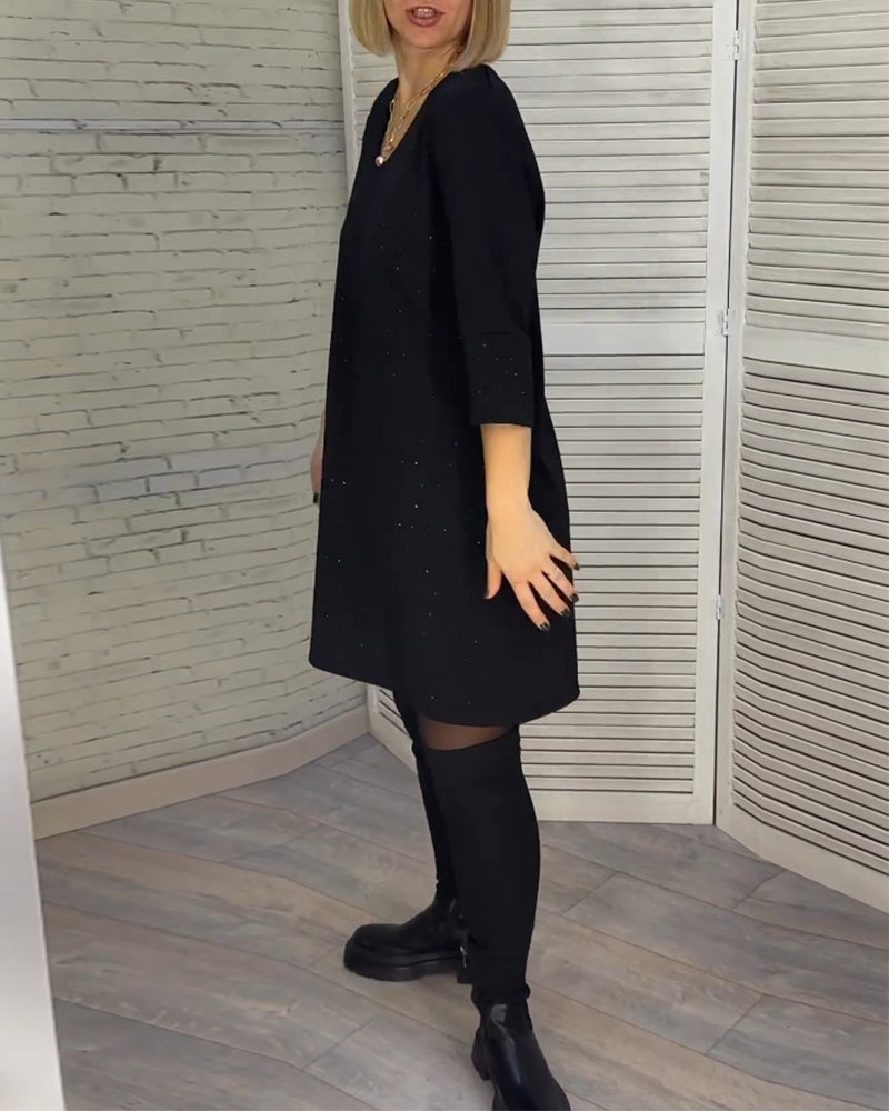 Elegant v-ringad klänning med trekvartsärmar