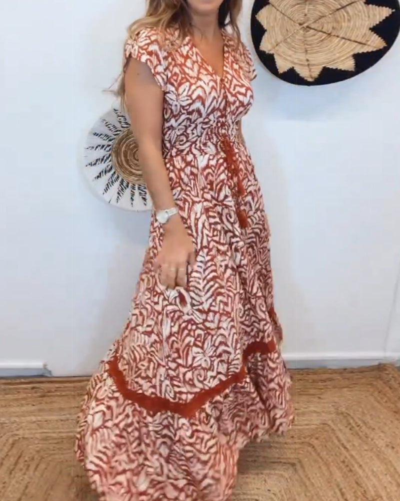 Kortärmad elegant klänning med V-ringad tryck