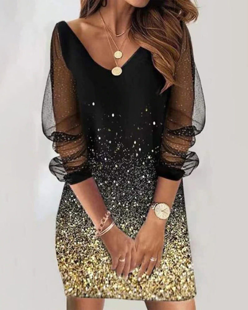 Elegant tryckt klänning med genomskinliga ärmar