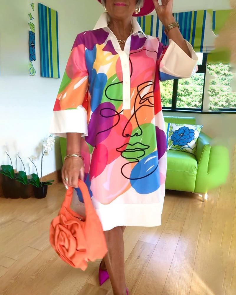 Lapelfärgad klänning med porträtttryck