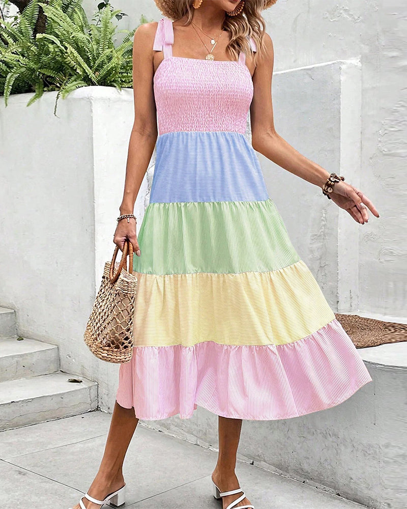 Klänning med kontrastpaneler och remmar