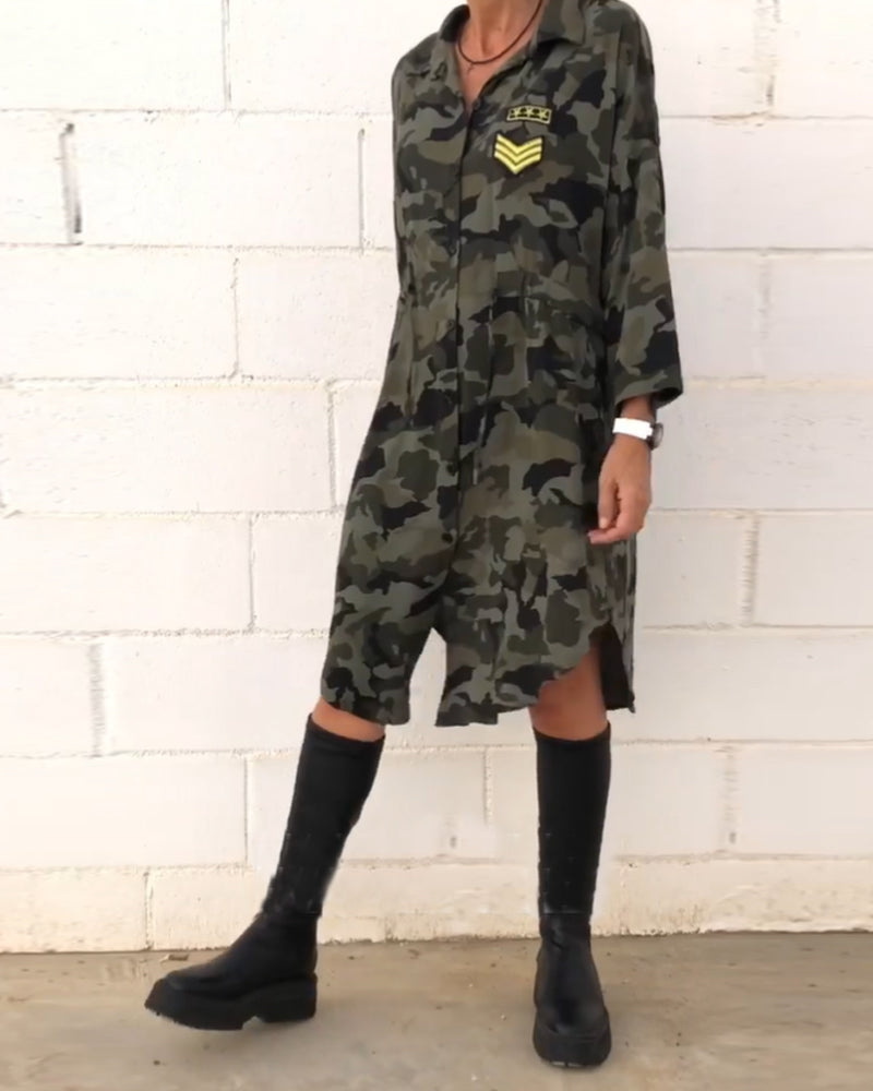 Långärmad klänning med kamouflagetryck