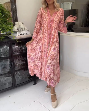 Elegant tryckt klänning med V-ringad dragsko