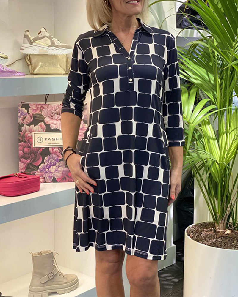 Klänning med uppfällbar krage och rutigt tryck